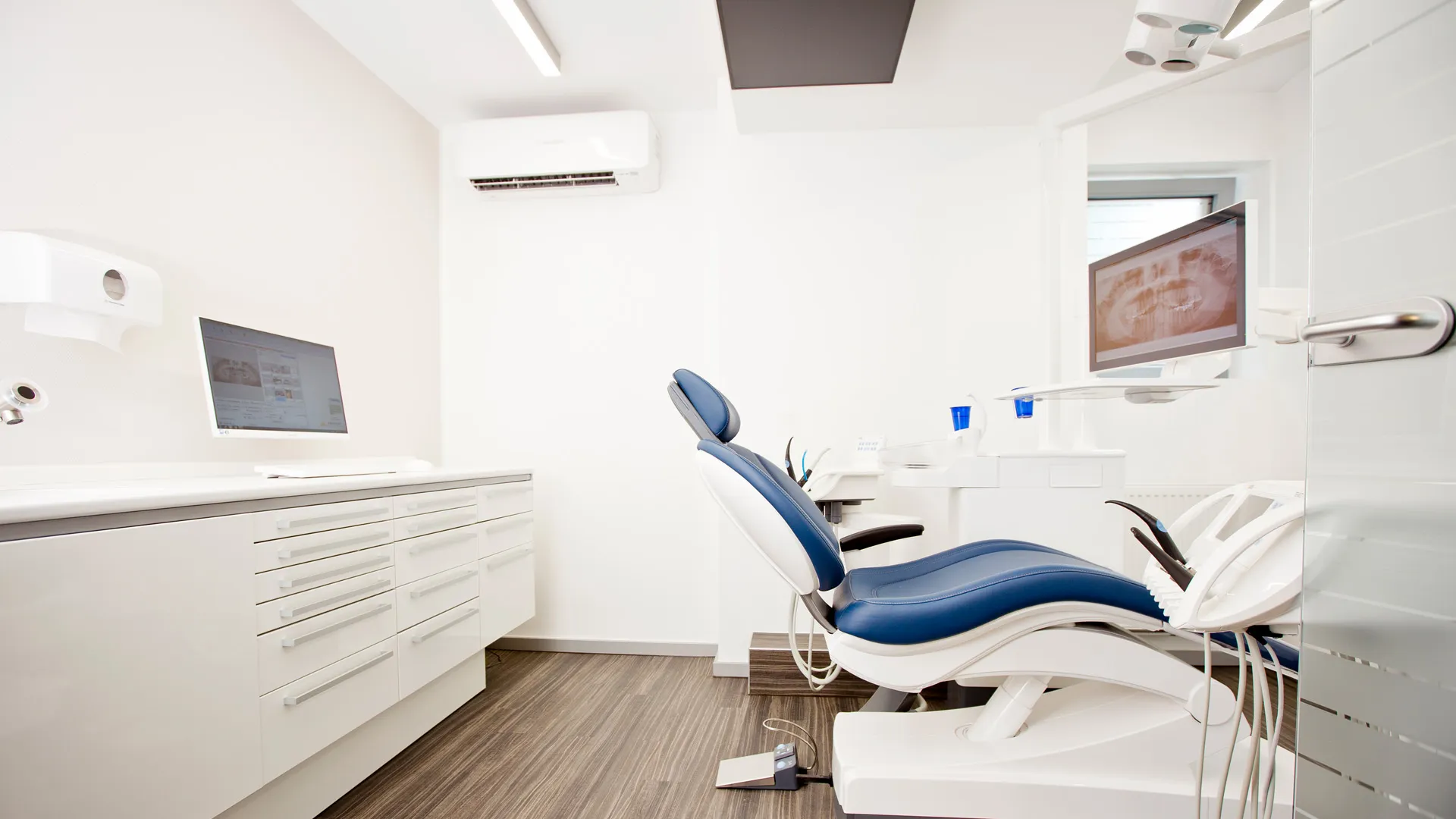 Zahnarzt-Behandlungsstuhl: Wir haben moderne Behandlungstechniken.