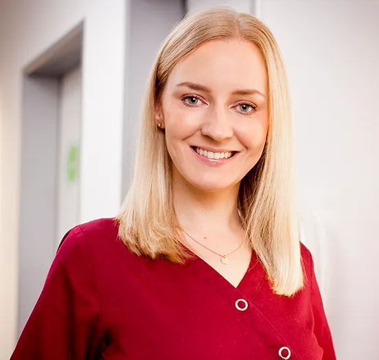 Einfühlsame Zahnärztin: Moderne Erwachsenen- und Kinderbehandlung