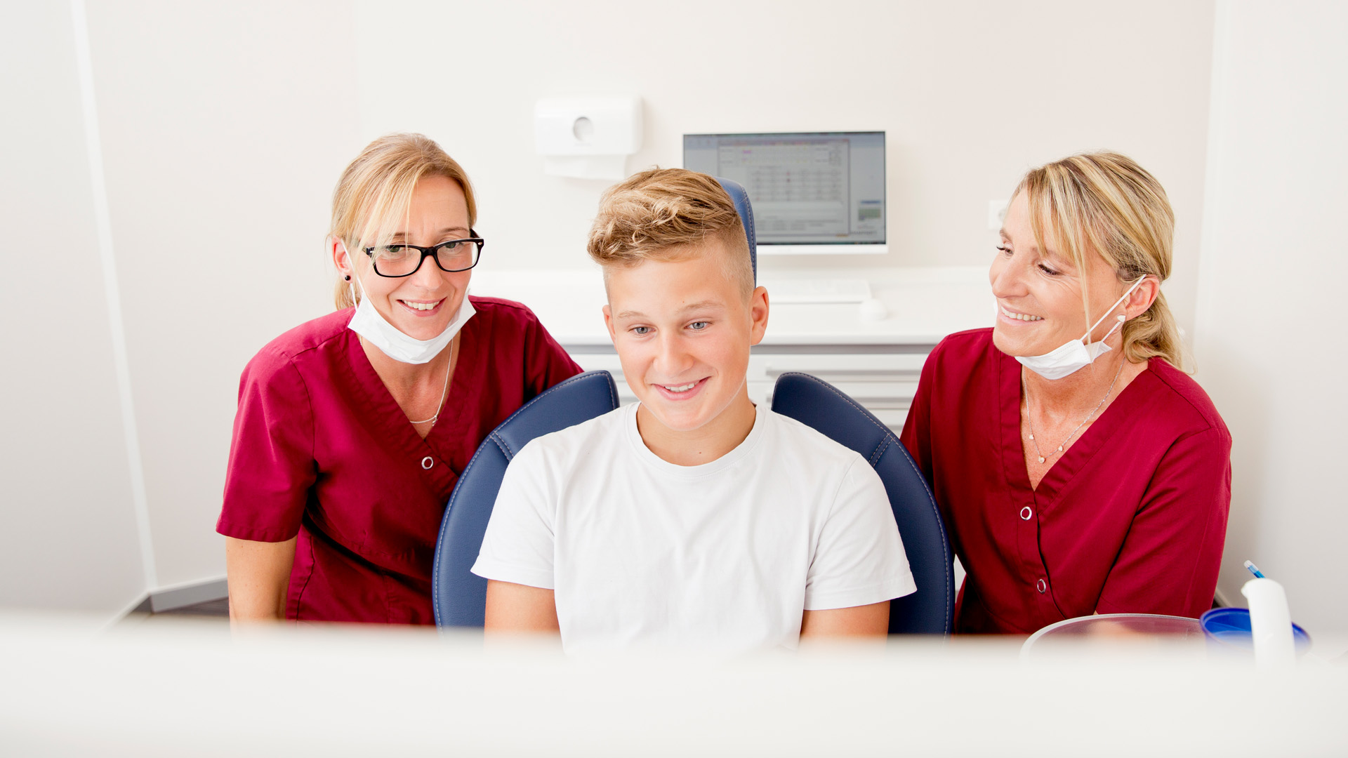 Jugendliche beim Zahnarzt: Hier wird einem jungen Mann beim Zahnarzt die Angst genommen