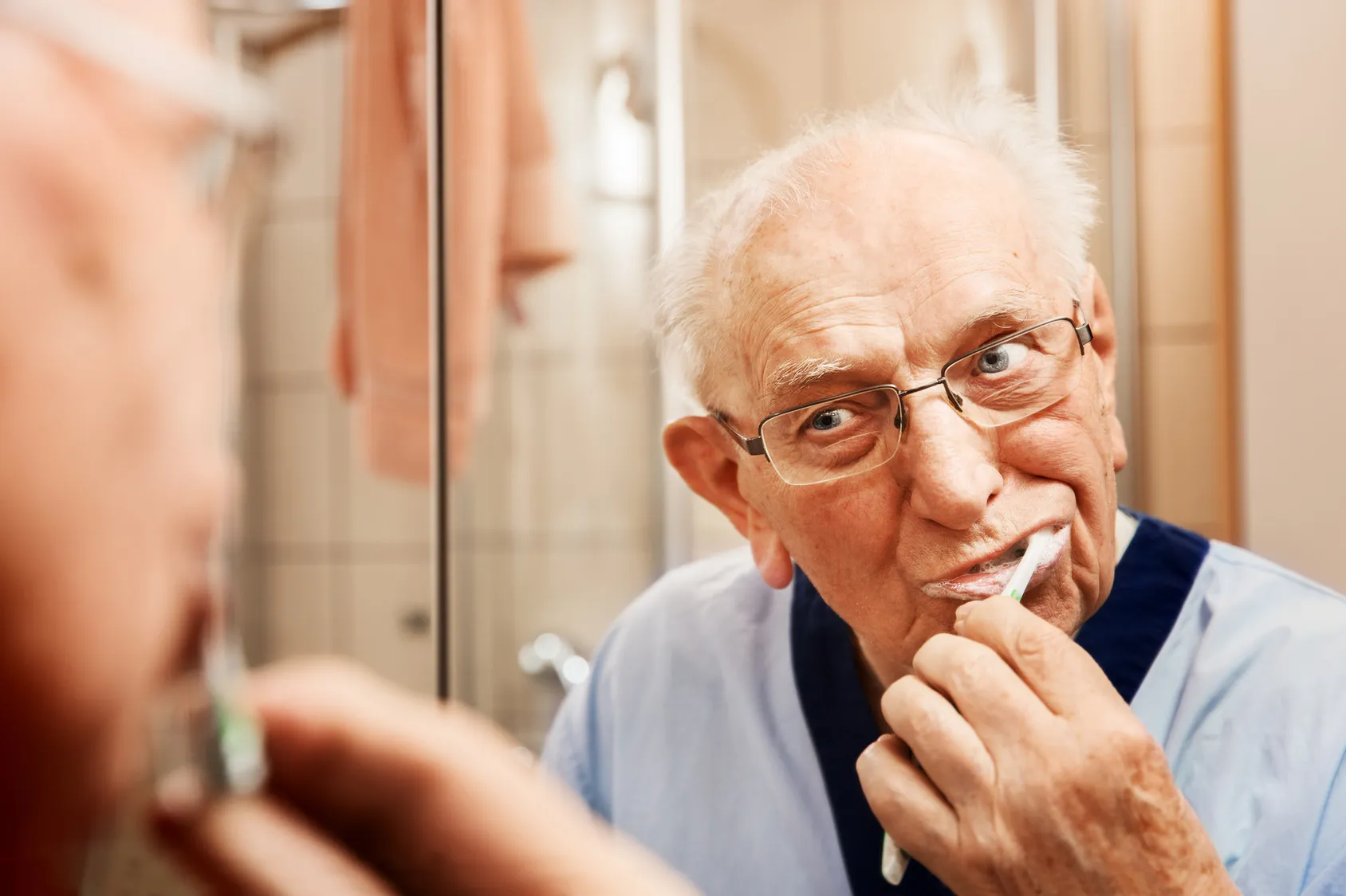 Senioren-Zahnmedizin: Seniorenzähne brauchen besondere Zahnbehandlungen.